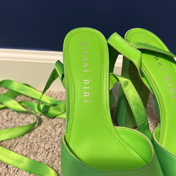 Gianni Bini Lime Platform Heel - Picture 3 of 7